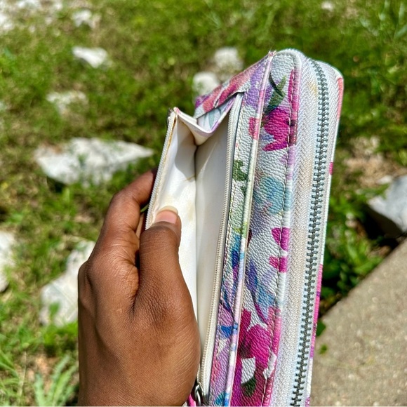 Liz Claiborne Floral Wrislet Wallet​ - Picture 6 of 8